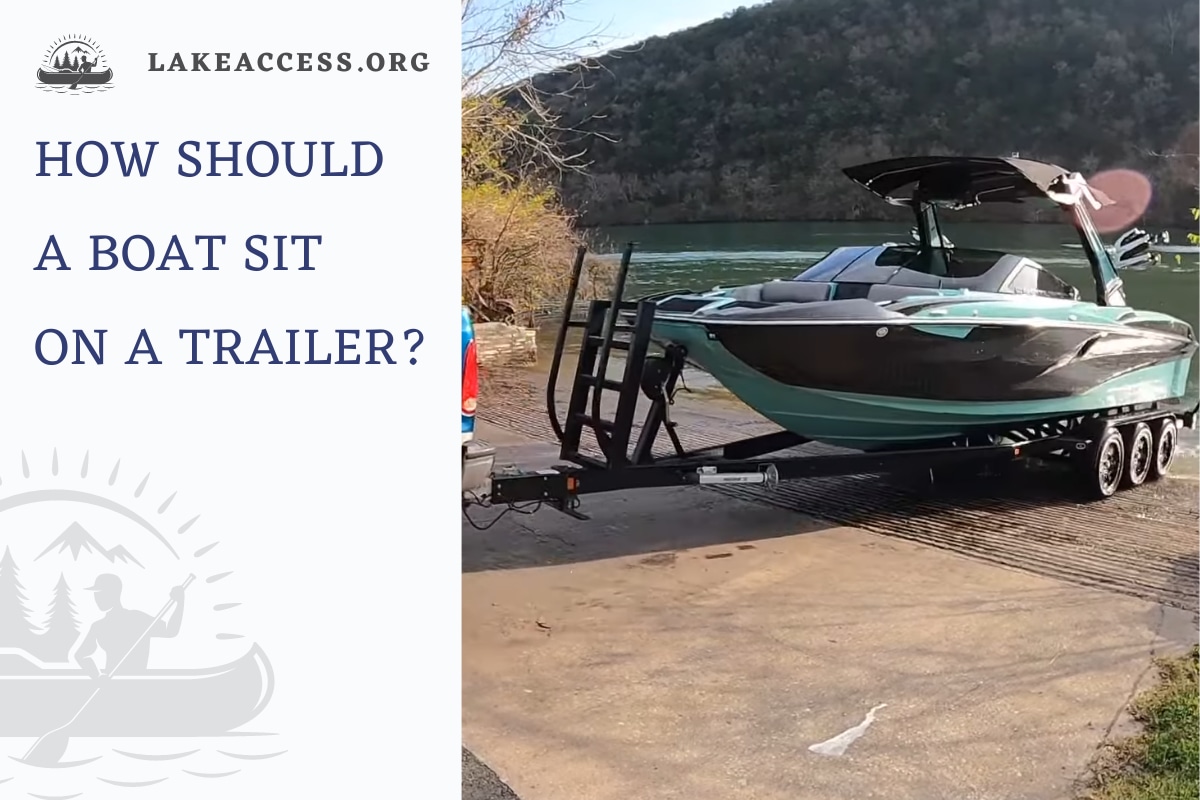 How should a boat sit on a Trailer