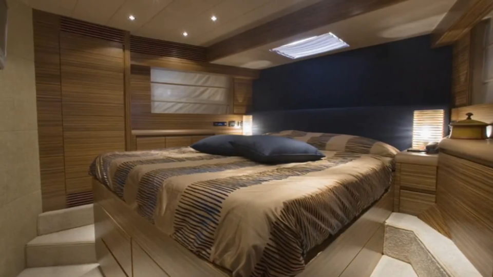 Houseboat Interior Ideas: How to Decorate a Small Bedroom, Paint Colors ...